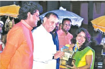 සිළු­මිණ පුව­ත්පතේ විශේ­ෂාංග කර්තෘ සුමුදු චතු­රාණී ජය­ව­ර්ධන එහිදී කථානායක කරු ජයසූරිය මහතා අතින් සම්මා­නය ලබාගත් අයුරු