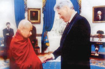 කුරු­නෑ­ගොඩ පිය­තිස්ස නායක හිමි­යන් වෙසක් දිනය  ජාත්‍ය­න්තර නිවාඩු දින­යක් කරන ලෙස යෝජ­නාව බිල් ක්ලින්ටන්ට  ඉදි­රි­පත් කළ අව­ස්ථාව