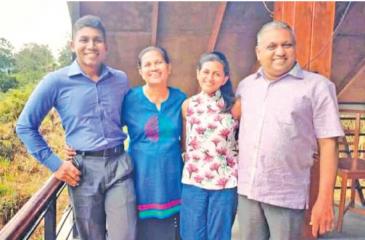 රංජිත් ප්‍රියලාල් සිය බිරිය සහ දරු දෙදෙනා සමග