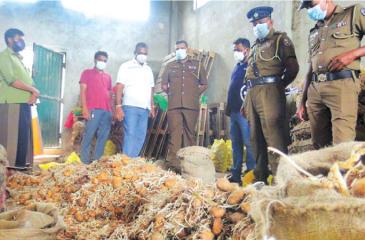 දඹුල්ල නග­රා­ධි­පතිවරයා හා මූල­ස්ථාන පොලිස්  පරී­ක්ෂ­ක­ව­රයා ගබ­ඩාව පරික්ෂා කළ අයුරු