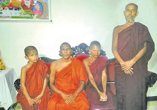 ආදිවාසී, සිංහල, දෙමළ හා මුස්ලිම් ලෙස ජාතීන් හතරකින් සසුනට ඇතුළත්වූ හිමිවරුන්. පිළිවෙළින් වමේ සිට රත්නපුරේ සුදර්ශනාලංකාර, දිඹුලාගල ආරණ්යසේනාසනාධිපති මිල්ලානේ සිරියාලංකාර, සොරිවිල සේඛාලංකාර හා ගොරකඔය බෝධිමාලංකාර හිමිවරු.