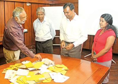 ලේක්හවුස් කර්තෘ මණ්ඩල අධ්යක්ෂ සමන් වගආරච්චි මහතා ජයග්රාහකයකු තෝරා ගත් මොහොත. සිළුමිණ කර්තෘ එඩ්මන්ඩ් රණසිංහ, රසඳුන කර්තෘ ඉඳුනිල් වීරරත්න මහත්වරු සහ රසඳුන නියෝජ්ය කර්තෘ නයනා වෑත්තෑව මහත්මිය ඡායාරූපයේ වෙති. ඡායාරූපය - සුදම් ගුණසිංහ