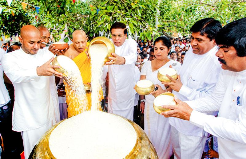 හෙළයේ මහා ගොවි පිළිවෙත ජාතික අලුත් සහල් මංගල්යය ජනාධිපති මෛත්රීපාල සිරිසේන මහතාගේ ප්රධානත්වයෙන් ඉකුත් 08 වැනිදා පෙරවරුවේ අනුරාධපුර ශ්රී මහා බෝ සමිඳුන් අබියසදී පැවැති අයුරු...