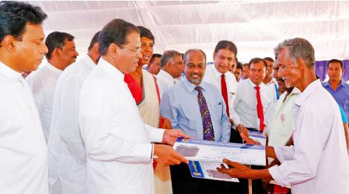 ජනාධිපති මෛත්රීපාල සිරිසේන මහතා විසින් මහවැලි ගොවීන්ට ඉඩම් ඔප්පු ප්රදානය කිරීමේ අවස්ථාව