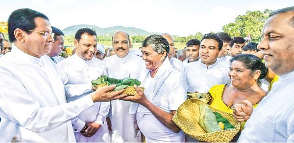 ජාති­යක ප්‍රාර්ථනා ඉටු කර­මින් වයඹ ඇල දෙවන පිය­වර ඇර­ඹිණි. ඒ සම­ගම වැව් දෙද­හස් හාර­සී­ය­යක් පිළි­ස­කර කිරීම ද ආරම්භ විය. ජනා­ධි­ප­ති­ව­ර­යාගේ ප්‍රධා­න­ත්ව­යෙන් ඇර­ඹුණ මේ උත්ස­වය සංවි­ධා­නය වී තිබුණේ පොල්පි­ති­ග­මදී ය. ගොවි­කම රජ­ක­මට සම බව අදහූ පෙර හෙළ සිරිත හොබ­ව­මින් රටේ ජන­ප­ති­ව­රයා වයඹ ඇල ගොවි ගෙවි­ලි­යන් වෙත එදින ඇඹුල පිළි­ගැ­න්වූ­යේය. මේ ඒ අම­ර­ණීය මොහො­තය. ඡායා­රූ­පය - සුදත් සිල්වා
