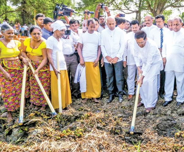 වයඹ ඇළ දෙවැනි පියවර සිකුරාදා ජනාධිපති මෛත්රිපාල සිරිසේන මැතිතුමා අතින් ආරම්භ වූ අවස්ථාවයි මේ. මෙම අවස්ථාවට කෘෂිකර්ම ඇමැති මහින්ද අමරවීර, වාරිමාර්ග ඇමැති දුමින්ද දිසානායක, බුද්ධ ශාසන ඇමැති ගාමිණි ජයවික්රම පෙරේරා, මහවැලි රාජ්ය ඇමැති වීරකුමාර දිසානායක හා පාර්ලිමේන්තු මන්ත්රී දයාසිරි ජයසේකර යන මහත්වරුන් ඇතුළු මැති ඇමැතිවරු සහභාගි වූහ.