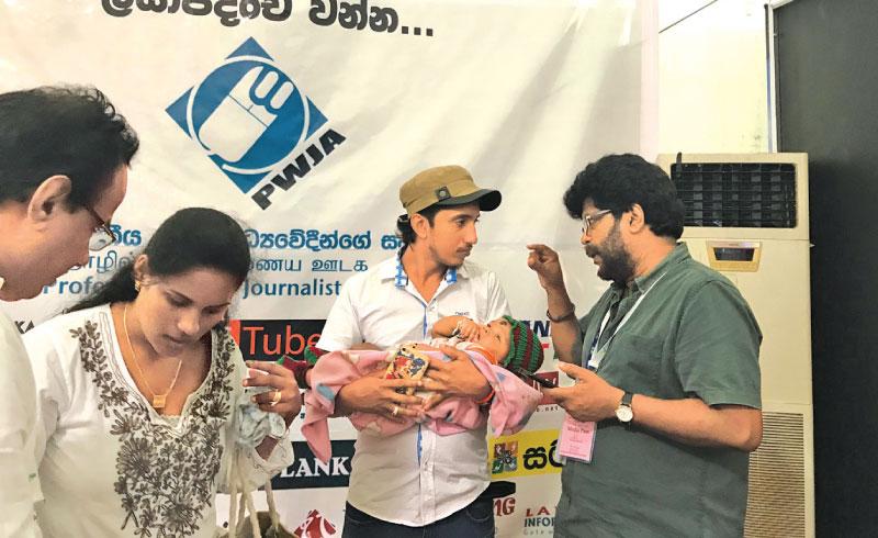 ඔවුන් තමන් සතු සබ්බ-සහිරිය උස්සාගෙන මේ පැමිණ සිටින්නේ අනාගතය සොයාගෙනය... ඉන්නට තැනක්, දරුවාට හෙවණක් වෙනුවෙන් හැත්තෑ වසරක් තිස්සේ අප රටේ ජනතාව දෙපා ගෙවෙන තෙක් ඇවිද ආ ගමනේ සුවිශේෂ නිමේෂයකි මෙය. මේ පණිවිඩය සුව සේ නිඳන කිරිදරුවාගේ අනාගතය වෙනුවෙන් බව ඔවුහු දනිති. රටේ ජනතාව ජාතියේ මහඟු ආයෝජනය බව පසක් කරගත් ‘එන්ටප්රයිස් ශ්රී ලංකා’ ගමට ගිය ගමන සාර්ථක බවට තවත් අටුවා-ටීකා අවැසිද? ඡායාරූපය - චන්ද්රසිරි සෙෙනවිරත්න