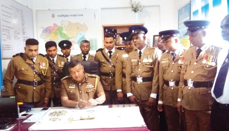පොලිස් අධිකාරි සමග පැල්මඩුල්ල පොලිසියේ නිලධාරීන්
