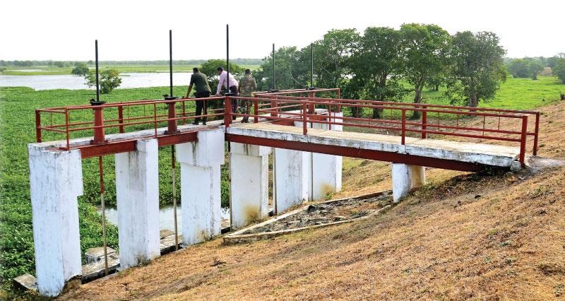 මාවිල්ආරු වේල්ල පරීක්ෂා කර බලන යුද හමුදා නිලධාරීන් පිරිසක්