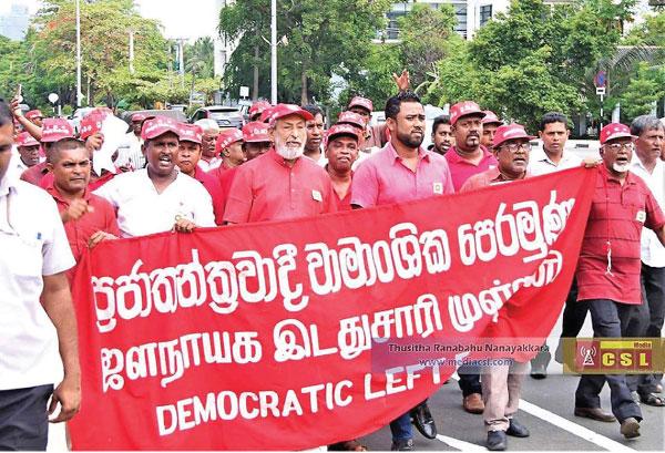 පෙරමුණේ සභාපති නීතීඥ නිමල් ආර්. රණවක ඇතුළු ක්රියාකාරීන් සමඟ වාසුදේව නානායක්කාර පෙළපාළියකදී