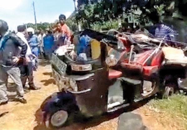 වැල්ලවායේදී අනතුරට ලක්වූ ත්රිරෝද රථය