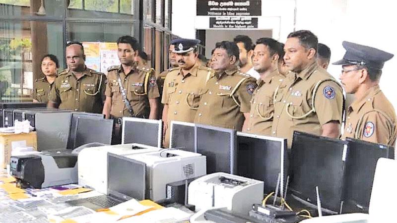 අත්අඩංගුවට පත් උපකරණ කොළඹ දකුණ කොට්ඨාස බාර ජ්යෙෂ්ඨ පොලිස් අධිකාරී සිසිර පෙත්තතන්ත්රිගේ ඇතුළු නිලධාරීහු නිරීක්ෂණය කළ අයුරු