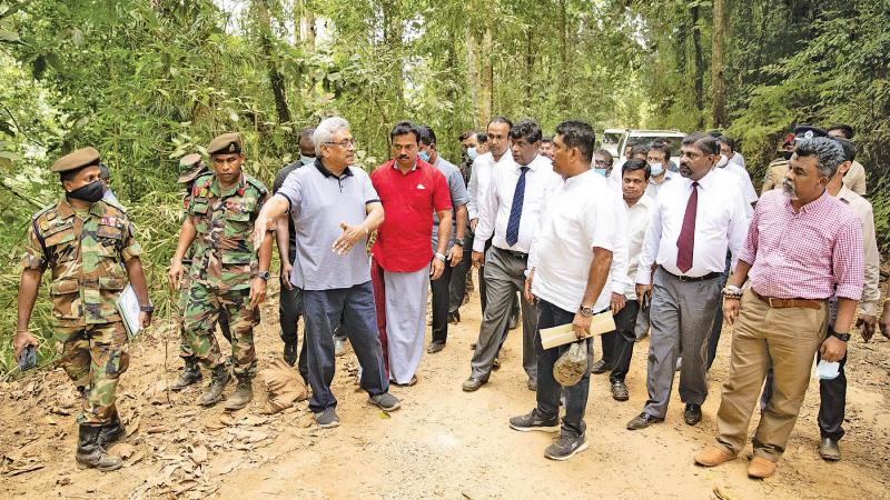  ජනා­ධි­පති ගෝඨා­භය රාජ­පක්ෂයන් ලංකා­ගම - දෙනි­යාය මාර්ගය ඉදි­කි­රීම් පිළිබඳව බලධාරීන්ට උපදෙස් දෙමින්