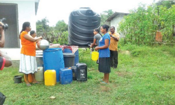 වතුර ගෙන යෑමට පැමිණි පිරිස