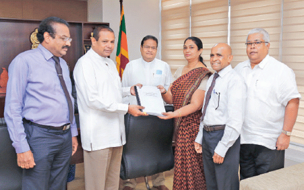 විදේශ රැකියා ප්රවර්ධන හා වෙළඳපොළ විවිධාංගිකරණ රාජ්ය අමාත්ය පියංකර ජයරත්නට කමිටුවේ වාර්තාව ලබා දුන් අවස්ථාව.