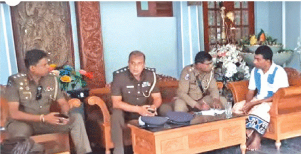 නිවෙස් හිමිකරු පොලිසියට සිද්ධිය පිළිබඳ කරුණු කියමින්...