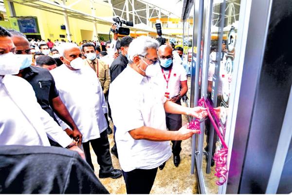 ජනාධිපති ගෝඨාභය රාජපක්ෂයන්, ප්රවාහන අමාත්ය ගාමිණී ලොකුගේ සහ ප්රවාහන රාජ්ය අමාත්ය දිලුම් අමුණුගම ඇතුළු නිලධාරීන් බස් සේවා පරිශ්රය නිරීක්ෂණය කරන අයුරු