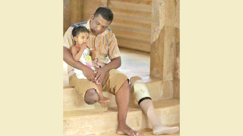 යූ.ඩී. වසන්ත රණවිරුවා තම කුඩා දරුවා සමඟින්
