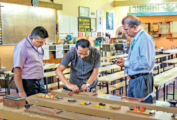 සරත් ප්රේමවර්ධන උපකරණයක් ක්රියාත්මක කරමින්
