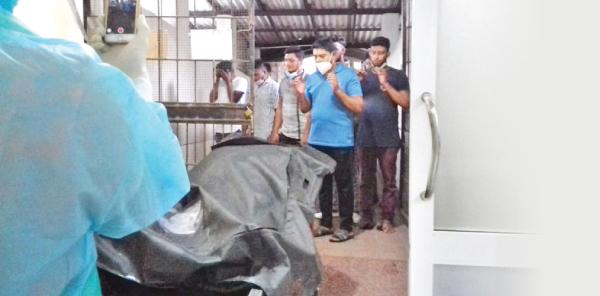 කරාපිටිය මෘත ශරීරාගාරයේදී ඥාතීහු ආගමික වතාවත් සිදු කළ අයුරු