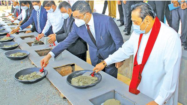 අග්රාමාත්යවරයා සහ අධිකරණ ඇමැතිවරයා විසින් අධිකරණ පියස ගොඩනැගිල්ලට මුල්ගල තැබු අවස්ථාව