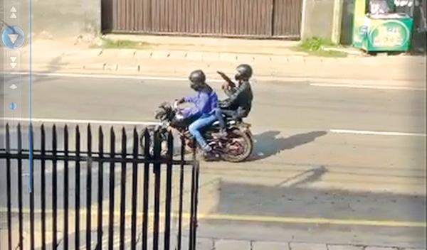 ගිනිඅවියද මානාගෙන පලා යන ඝාතකයන් අසල සීසීටීවී කැමරාවක සටහන්ව තිබූ අයුරු.