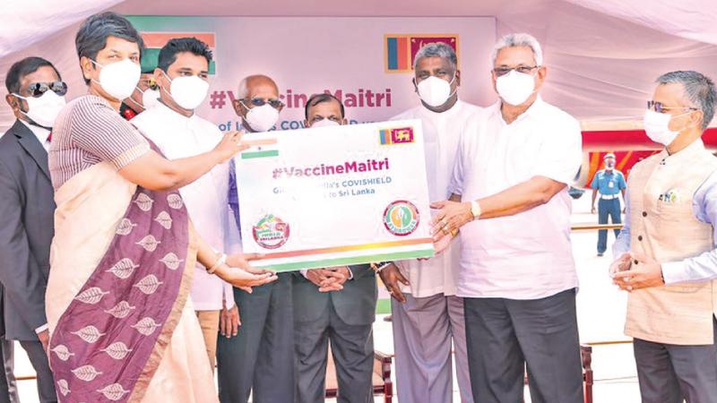 ඉන්දීය රජය මෙරටට ප්රදානය කළ ඔක්ස්ෆර්ඩ් ඇස්ට්රාසෙනෙකා කොවිෂීල්ඩ් එන්නත් තොගය කොළඹ බණ්ඩාරනායක ගුවන්තොටුපොළ පරිශ්රයේදී ජනාධිපති ගෝඨාභය රාජපක්ෂයන්, ප්රාථමික සෞඛ්ය සේවා, වසංගත හා කොවිඩ් වැළැක්වීමේ රාජ්ය ඇමති, විශේෂඥ වෛද්ය සුදර්ශනී ප්රනාන්දුපුල්ලේ ඇතුළු සෞඛ්ය බලධාරින් විසින් නිල වශයෙන් භාරගත් අවස්ථාව. ඉන්දීය මහකොමසාරිස් ගෝපාල් බග්ලේ ද ඡායාරූපයේ වේ.