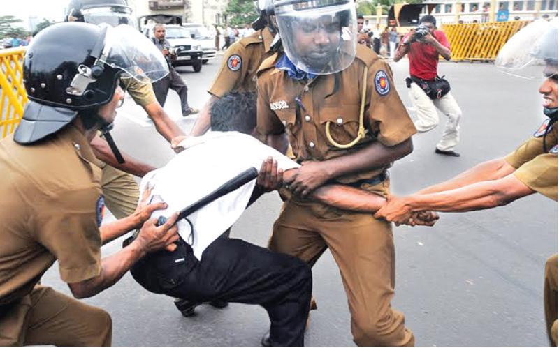 විරෝධතා සිසුවෙක් රැගෙන යන ආකාරය