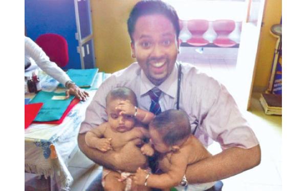 වෛද්‍ය ගයාන් සුවය ලැබූ දරුවන් දෙදෙනකු සමඟ