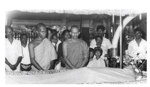 ජවිපෙ කැරලිකරුවන් විසින් 1989 අගෝස්තු 03 ඝාතනය කළ ප්රකට ධර්ම කථික කොටිකාවත්තේ සද්ධාතිස්ස හිමි ගේ දේහයට අවසන් ගෞරව දක්වන පිරිසක්.