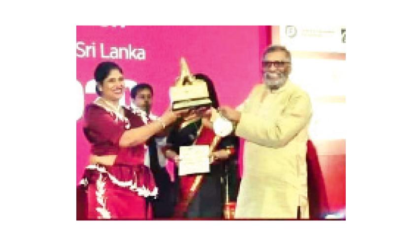 හිමාලි රත්නවීර තමාට හොඳම රාජ්ය සේවකයාට හිමි සම්මානය; සීමා නිර්ණය කොමිෂන් සභාවේ සභාපති මහින්ද දේශප්රිය අතින් ලබාගත් මොහොත