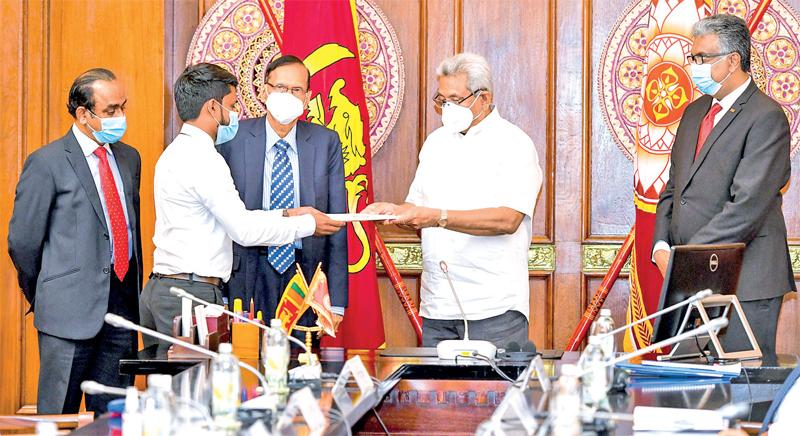 ජනාධිපති ගෝඨාභය රාජපක්ෂයන් විසින් ප්රතිලාභී සරසවි සිසුවකුට ලැප්ටොප් පරිගණක ලබාදීමේ සංකේතවත් ලිපි බාරදීම සිදුවූ අවස්ථාව. අධ්යාපන ඇමැති මහාචාර්ය ජී. එල්. පීරිස් ද මෙහි සිටී.