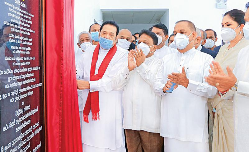 ශ්රී ලංකාවේ පළමු ඝන අපද්රව්ය විදුලි බලාගාරය අග්රාමාත්ය මහින්ද රාජපක්ෂයන් අතින් විවෘත වූ අවස්ථාව. විදුලිබල ඇමැති ඩලස් අලහප්පෙරුම, පරිසර ඇමැති මහින්ද අමරවීර සහ කොළඹ පුරපතිනි රෝසි සේනානායක ද මෙහි වෙති.