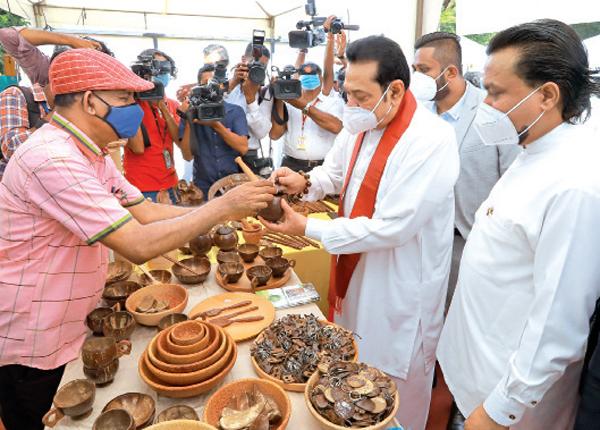 අගමැති මහින්ද රාජපක්ෂයන් ප්රදර්ශනය විවෘත කිරීමෙන් පසු දේශීය නිපැයුම් කුටි නිරීක්ෂණය කළ අවස්ථාව. ඇමැති විමල් වීරවංශ හා ජාතික ව්යවසාය සංවර්ධන අධිකාරියේ සභාපති අනුශ්ක ගුණසිංහ ද මෙහි සිටිති.