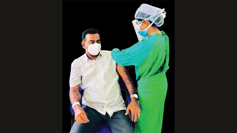 සමගි ජන බලවේග ජාතික සංවිධායක පාර්ලිමේන්තු මන්ත්රී තිස්ස අත්තනායක එන්නත විදගත් අවස්ථාව