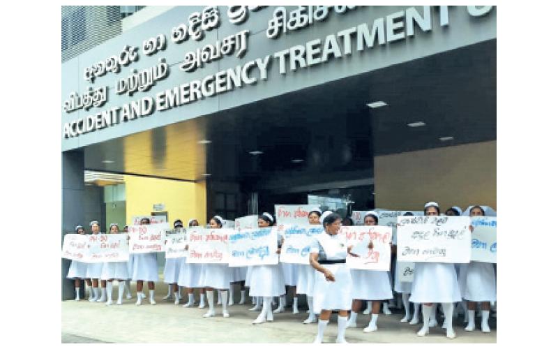 මාලිඳු ගමගේ ඉන්ද්රාණි නිර්මලා හෙවත් බී බී නිර්මලා කළුතර නාගොඩ රෝහලේ හෙදි උද්ඝෝෂණයකදී නායකත්වය ගනිමින්