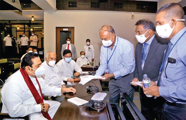 අගමැති මහින්ද රාජපක්ෂයන් නව නිපැයුම අධීක්ෂණය කළ අයුරු.