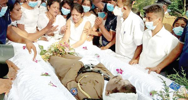 රංජිත් ප්‍රියං­ක­ර උප පොලිස් පරීක්ෂකවරයාගේ දේහය අසල හඬා වටෙන බිරිය  මානෙල් ඉන්ද්‍රාණි සහ දියණිය පි.ආර්.දේශාණි ඇතුළු ඥාති හිත මිත්‍රාදීන්