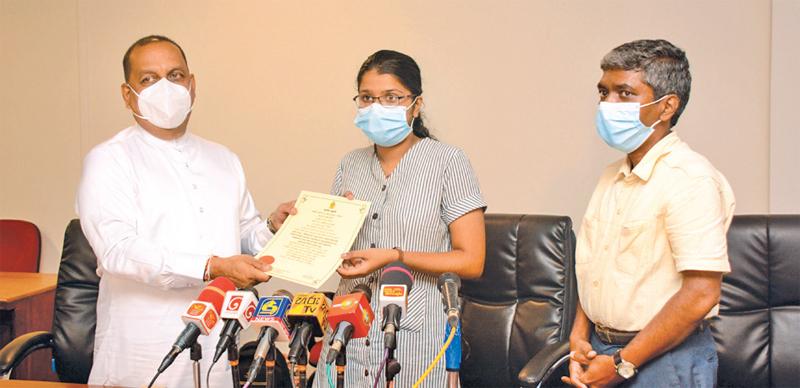 පරිසර හිතකාමී පෑන ක්රිස්ටිනා විසින් පරිසර අමාත්ය මහින්ද අමරවීර මහතාට පිළිගැන්වූ අයුරු