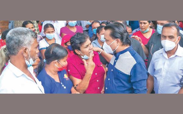 උද්ඝෝෂකයන් හමුවට ගිය ඇමති විමල් කරුණු පැහැදිලි කරමින්