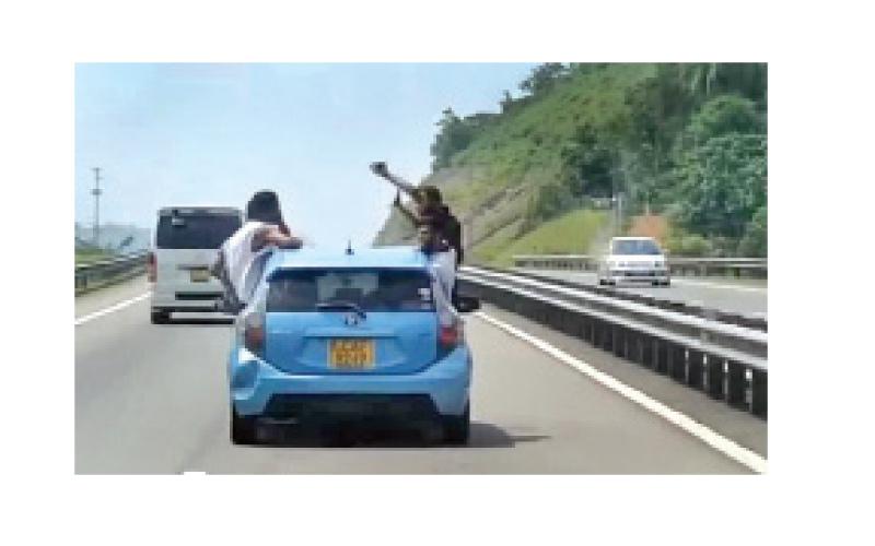 දක්ෂිණ අධිවේගි මගෙහි උන්මත්තකයන් සේ හැසිරෙමින් පිරිස ගමන් කළ ආකාරය