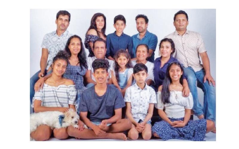 බුද්ධදාස විතානආරච්චි සිය බිරිඳ සහ දූදරු මුණුපුරු මිනිපිරියන් සමඟ