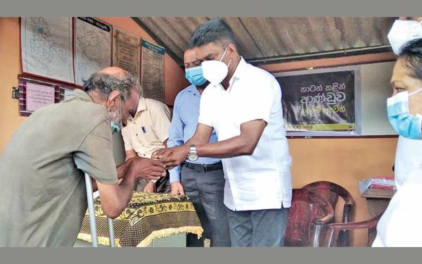 මාවතගම මාරලන්ද වසමේදී ආබාධිත පුද්ගලයෙකුට රුපියල් 5000 ලබාදුන් අවස්ථාව.