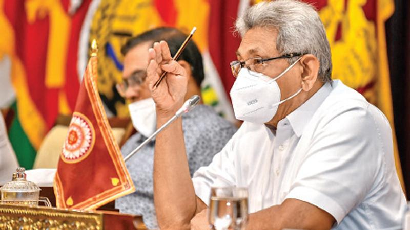 ජනා­ධි­ප­ති­ ගෝඨාභය රාජපක්ෂයන් හා ජනාධිපති කාර්ය සාධක බළකායේ ප්‍රධානී බැසිල් රාජපක්ෂයන් රසා­ය­නික පොහොර තහ­නම් කිරීම පිළි­බඳ සාක­ච්ඡා­වට එක්වූ අව­ස්ථාව