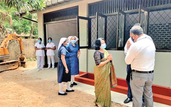 ගාල්ල නගර සභාවේ වෛද්ය නිලධාරි බර්ට්රම් සිල්වා විසින් නව සෞඛ්ය වෛද්ය නිලධාරී කාර්යාලය විවෘත කිරිමට පැමිණි ගාල්ල කරාපිටිය ශික්ෂණ රෝහලේ නියෝජ්ය අධ්යක්ෂිකා වෛද්ය හර්ෂණී ඔබේසේකර පිළිගත් අයුරු