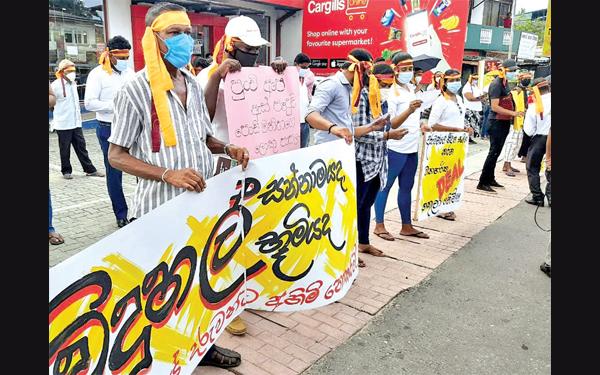 විජයාරාම විදුහලේ දෙමව්පියන් සහ ආදි සිසුන් සිය දරුවන්ගේ අයිතීන් වෙනුවෙන් ඉකුත් අප්රේල් 22 උඩහමුල්ලේදී පවත්වන ලද උද්ඝෝෂණය