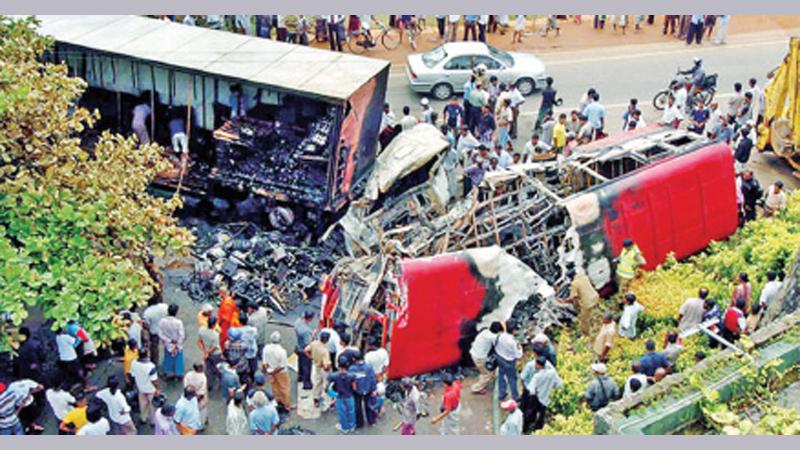 කොළඹ නුවර මාර්ගයේ කන්ටේනර් රථයක් සහ බස් රථයක් මුහුණට මුහුණ ගැටීමෙන් අනතුරට ලක්වී ඇති අයුරු