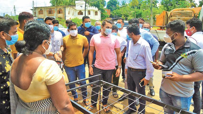 අලුත් ඇඳන් සකස්කිරීම පිළිබඳ ක්රීඩා හා යෞවන කටයුතු ඇමැති නාමල් රාජපක්ෂ නිරීක්ෂණය කළ අවස්ථාවක්