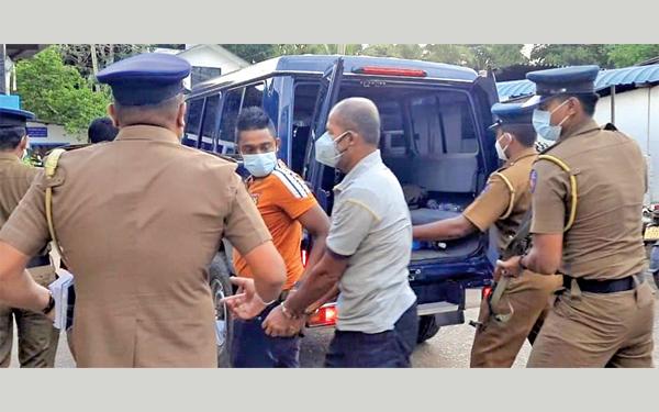 සැකකරුවන් පොලිස් අත්අඩංගුවෙන් අධිකරණයට ගෙන යමින්
