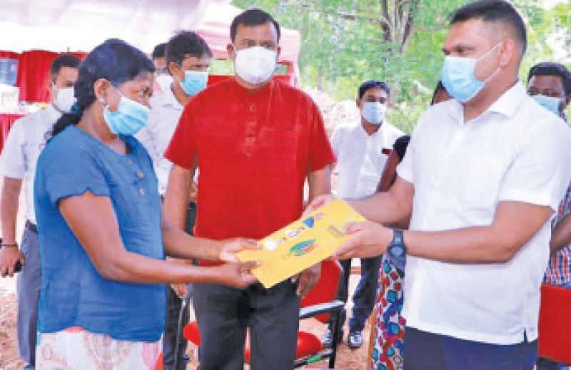 දුම් කරවල ගම්මානයට අනුයුක්ත නිවාසයකට අදාළ හිමිකම් පත්රයක් සමෘද්ධි රාජ්ය අමාත්ය ශෙහාන් සේමසිංහ විසින් ප්රතිලාභී කාන්තාවකට පිරිනැමූ අවස්ථාව.